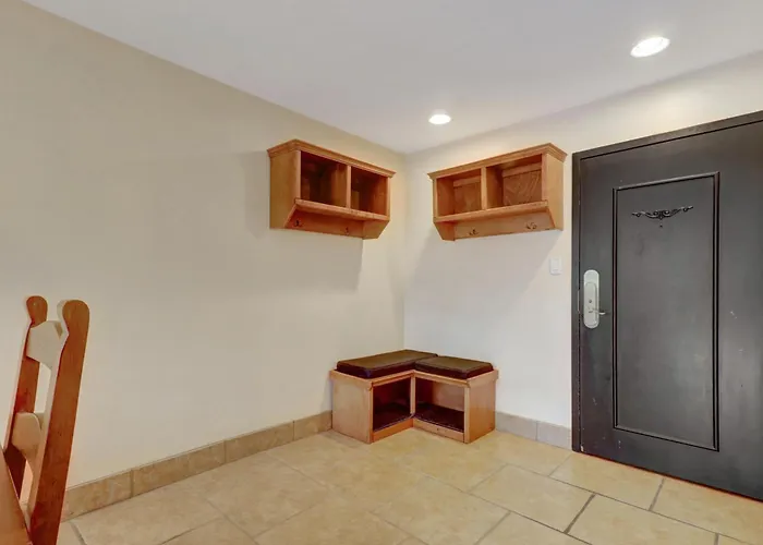 Vs551 Village Square 1 Bedroom 1 Ba Apartment *